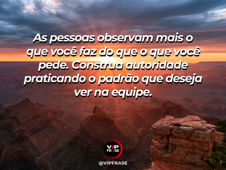 Mensagem motivacional sobre liderança e trabalho, com uma equipe em ambiente de trabalho seguindo uma demonstração prática.
