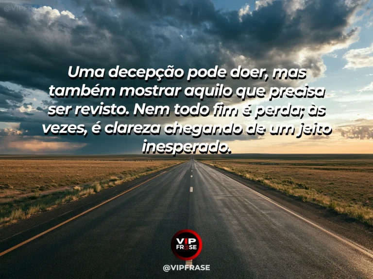 Mensagem reflexiva sobre decepção, com céu depois da tempestade com luz atravessando nuvens sobre uma estrada limpa e verde.