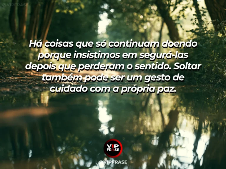 Mensagem reflexiva sobre desapego e paz, com rio iluminado levando folhas por uma paisagem verde.