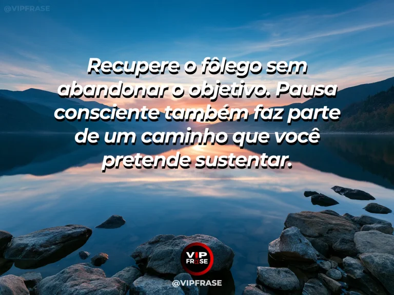 Frase motivacional sobre força, com um banco tranquilo ao lado de uma trilha de montanha, com mochila próxima ao entardecer.