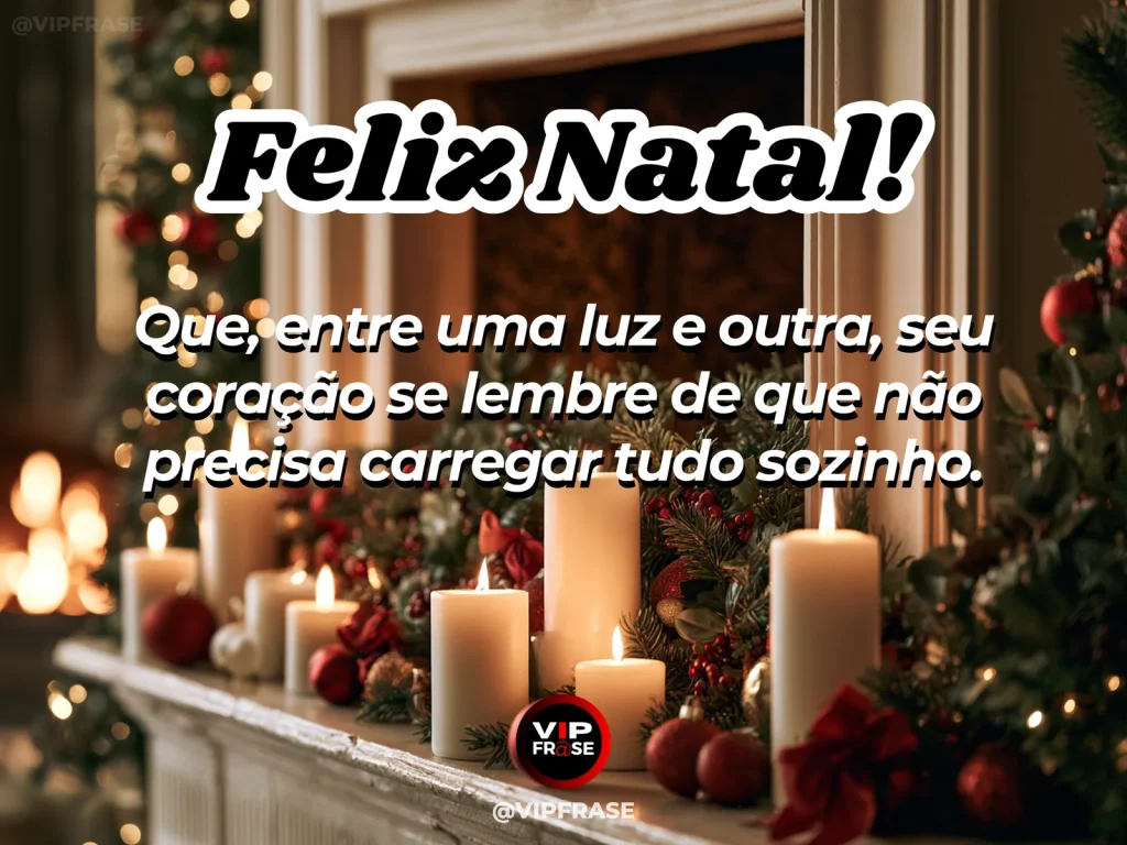 Luzes natalinas suaves formando brilho acolhedor ao redor de uma Bíblia fechada sobre mesa elegante