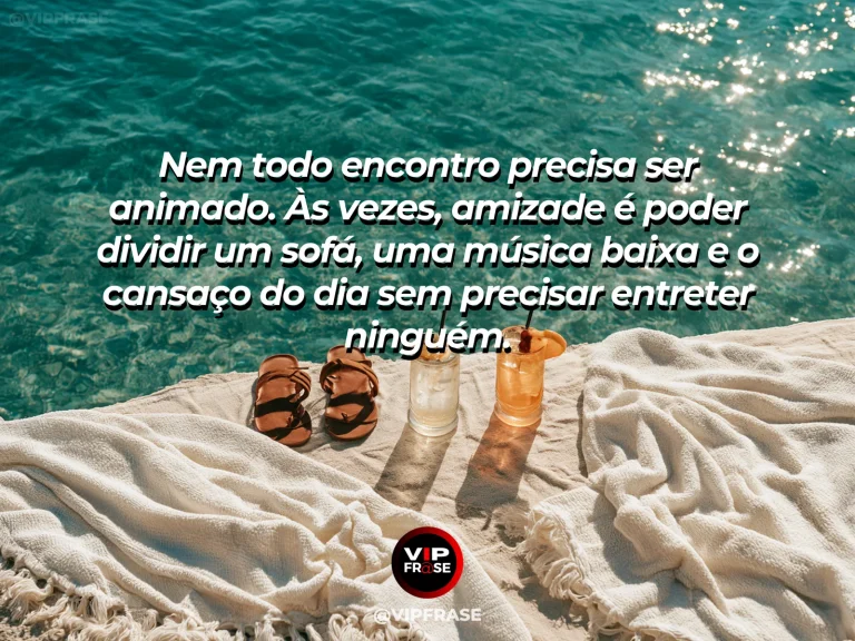 Mensagem sobre amizade, com cena de dois amigos relaxados no sofá ouvindo música, silêncio confortável e luz suave de fim de tarde.