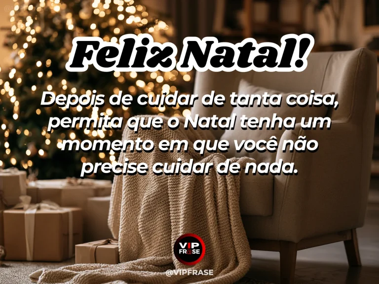 Poltrona confortável com manta ao lado da árvore, chá quente e iluminação natalina suave