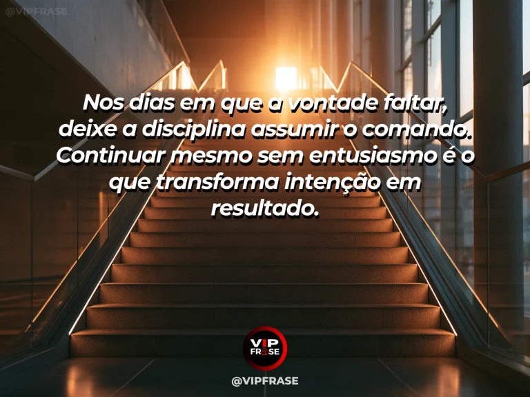Mensagem motivacional sobre sucesso com trilha em paisagem ampla