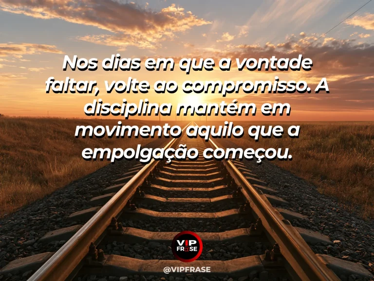 Frase motivacional sobre sucesso, com uma mesa organizada com agenda, relógio e materiais de trabalho sob a primeira luz do dia.