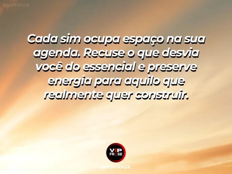 Frase motivacional sobre sucesso, com uma agenda com horário de foco ao lado de celular fechado e caderno.