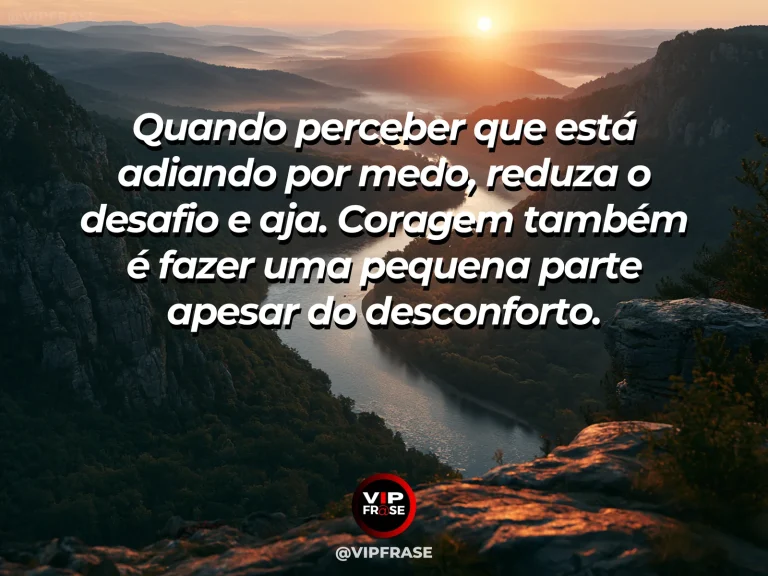 Frase motivacional sobre coragem, com uma pessoa dando um passo firme entre duas formações rochosas separadas por um pequeno vão.