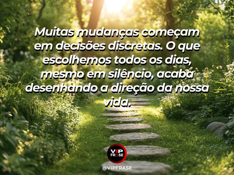 Mensagem reflexiva sobre sabedoria, com uma trilha clara que se divide em dois caminhos entre árvores, flores e luz suave de fim de tarde.