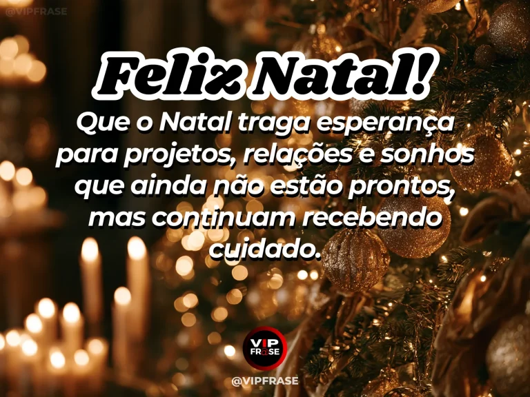 Frase de Natal sobre esperança no que ainda está em construção, com pequena árvore sendo decorada aos poucos.