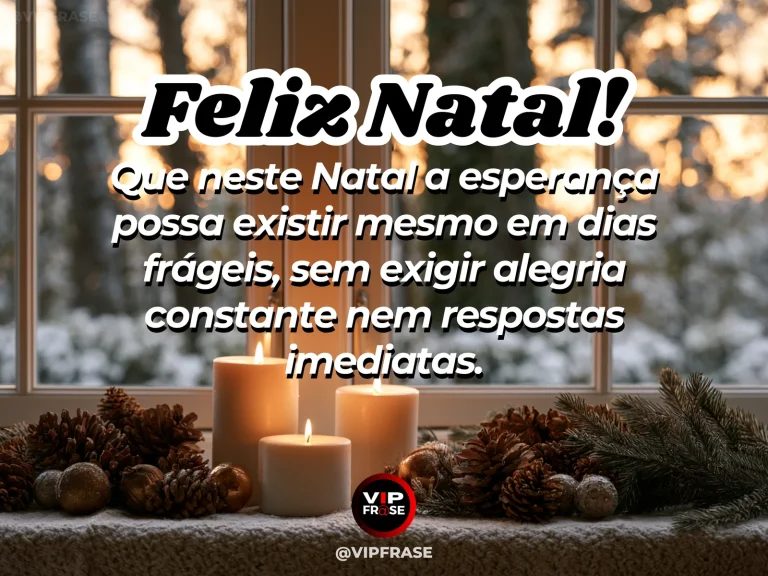 Frase de Natal sobre esperança em dias frágeis, com vela acesa junto a uma janela chuvosa.