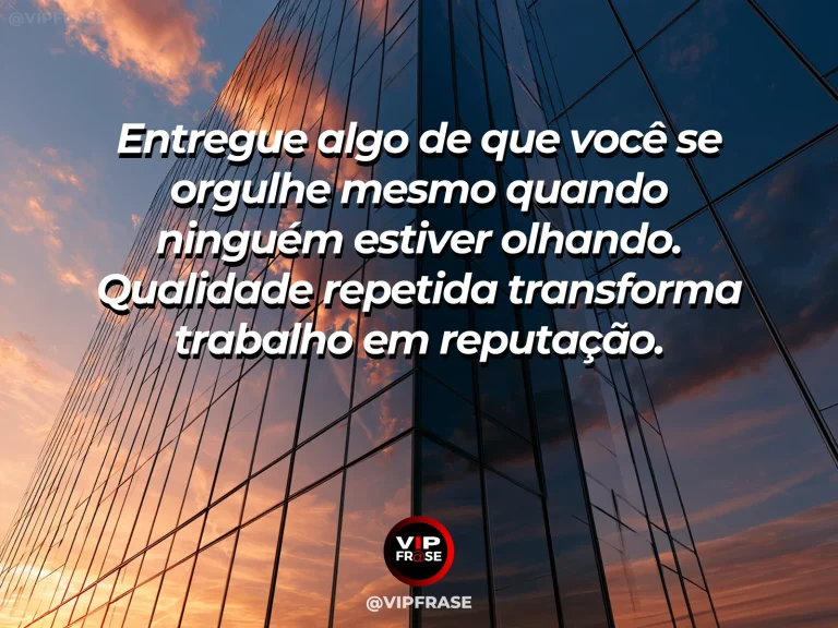 Mensagem motivacional sobre trabalho e sucesso, com detalhes de um trabalho artesanal impecável sobre uma mesa elegante e realista.
