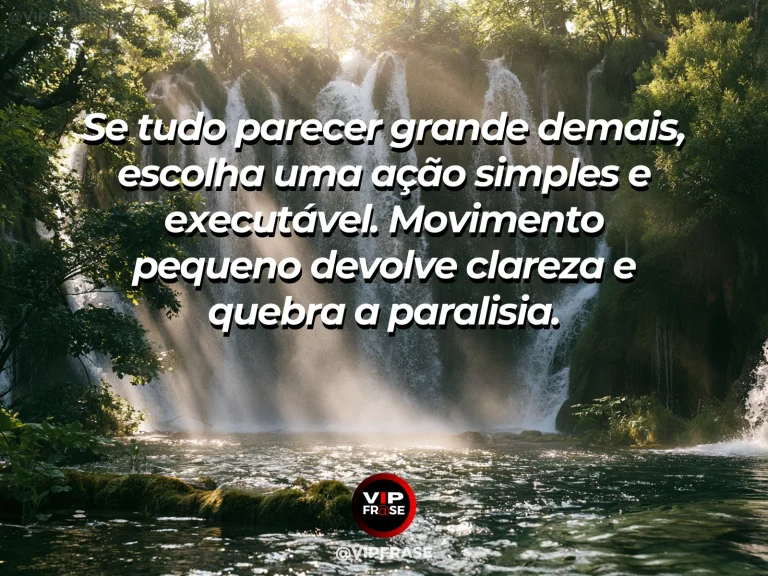 Frase motivacional sobre coragem, com uma peça de dominó sendo colocada de pé diante de uma sequência organizada.