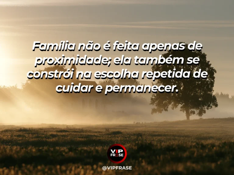 Frase reflexiva sobre família com mesa familiar iluminada com flores.