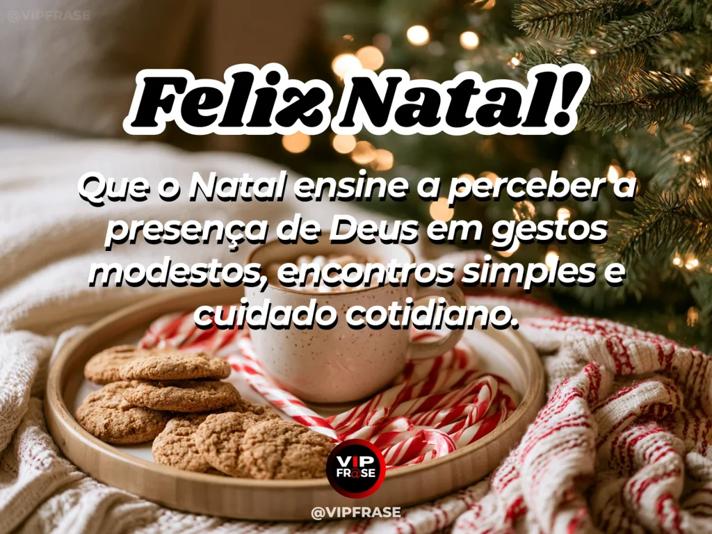 Frase de Natal sobre perceber Deus nos pequenos gestos, com mãos oferecendo uma xícara em ambiente natalino.
