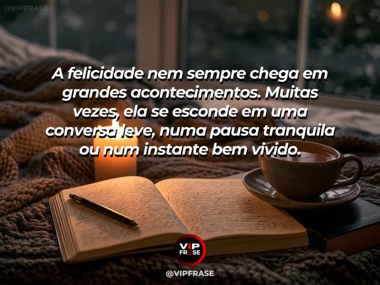 Mensagem reflexiva sobre felicidade, com uma varanda clara com duas xícaras, flores, plantas verdes e luz de fim de tarde.