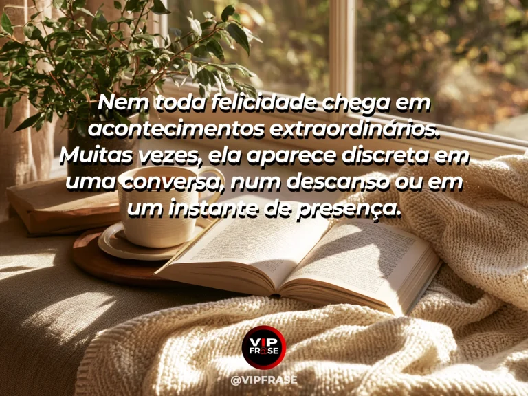 Mensagem reflexiva sobre felicidade nas pequenas coisas, com mesa de café iluminada junto à janela com flores frescas.