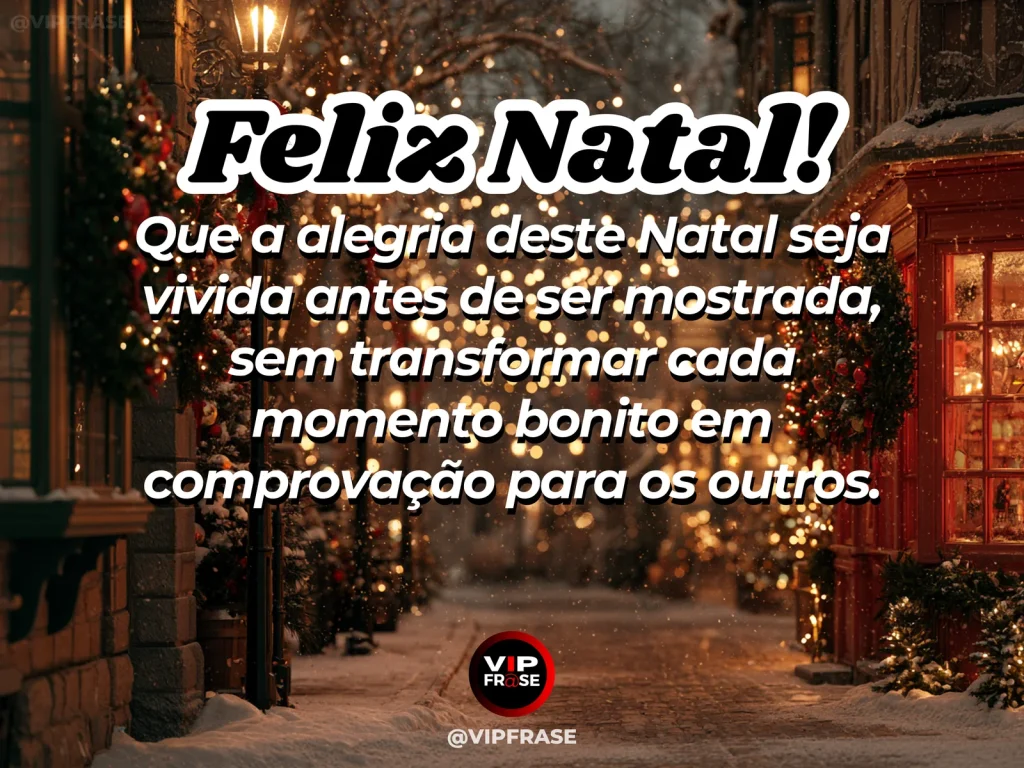 Frase de Natal sobre viver a felicidade antes de mostrar, com celular virado para baixo entre luzes festivas.