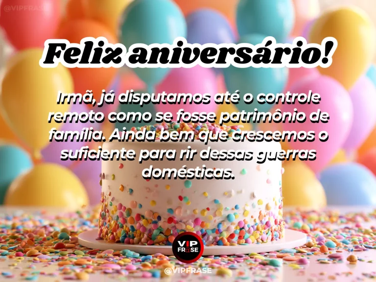 Mensagem divertida de aniversário para irmã, com duas irmãs rindo no sofá com um controle remoto
