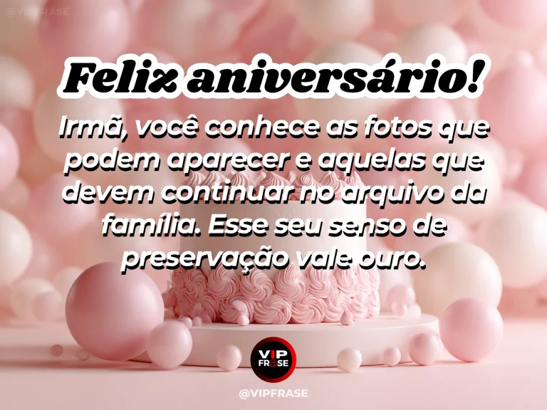 Mensagem divertida de aniversário para irmã, com irmãs rindo enquanto veem um álbum de família