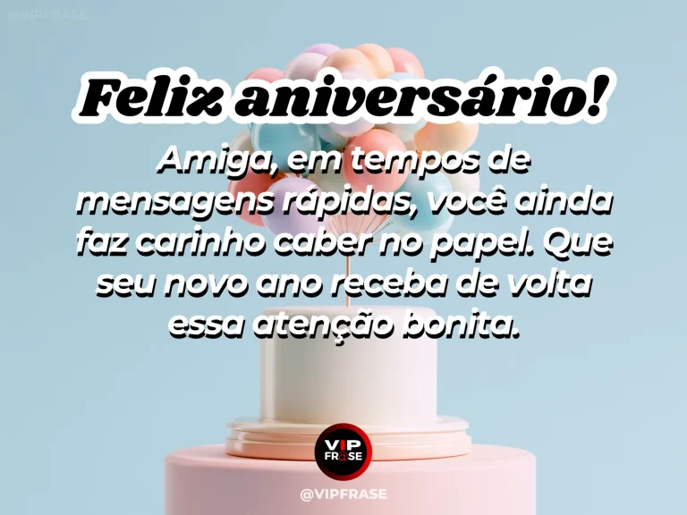 Cartão artesanal com caneta e flores sobre uma mesa.