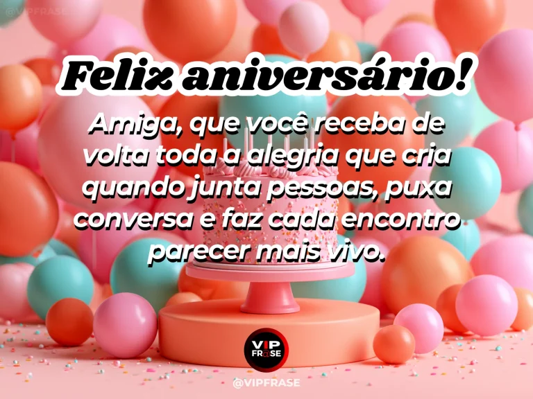 Feliz aniversário para amiga em uma pequena reunião alegre, cercada de pessoas conversando e sorrindo.