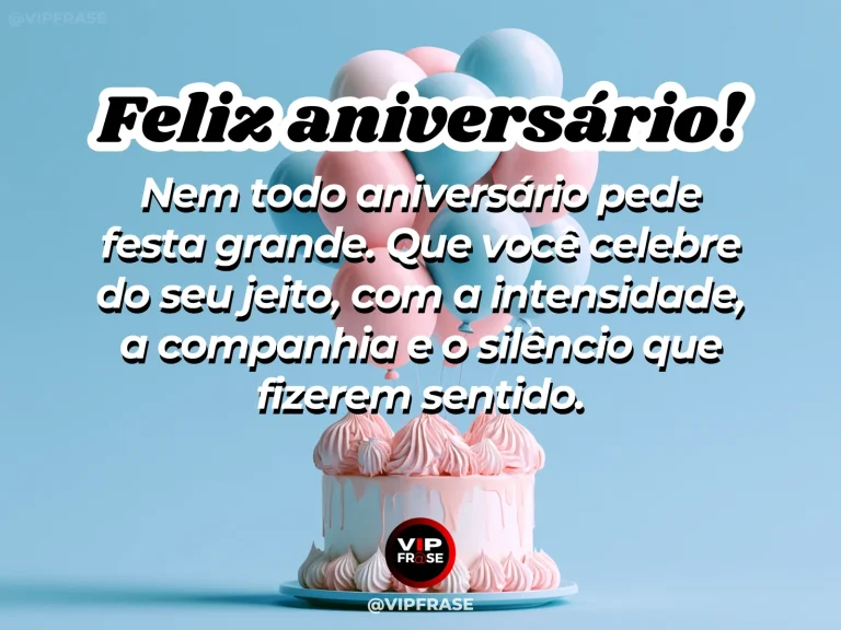 Pequena comemoração de aniversário junto à janela com bolo, flor e luz suave.
