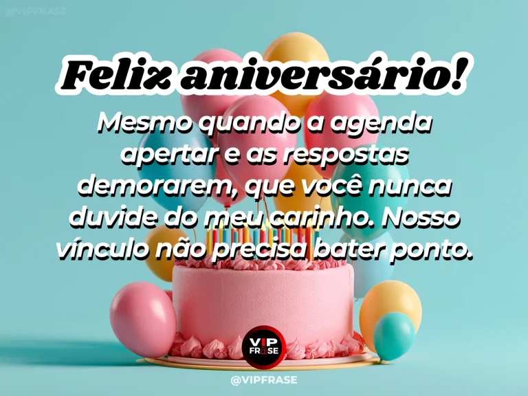 Mensagem de aniversário para irmã sobre carinho sem cobrança, com celular, canecas e pequeno bolo em uma mesa tranquila.