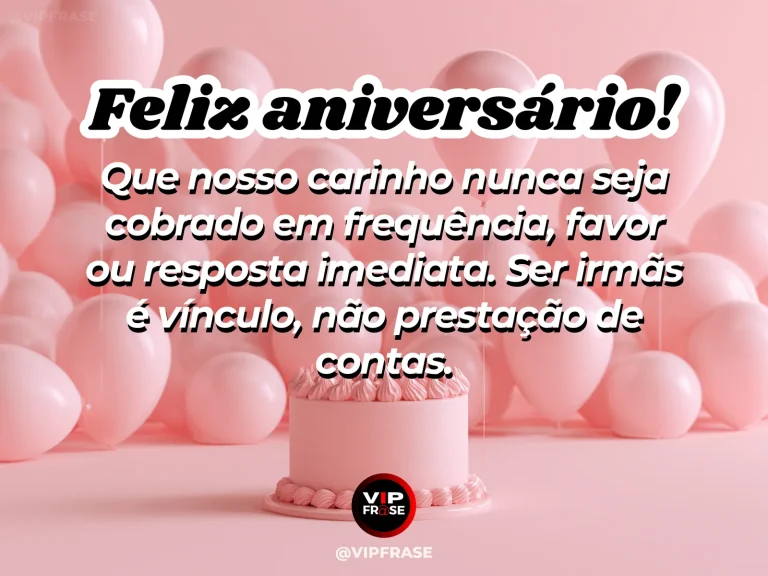 Mensagem de aniversário para irmã sobre afeto sem cobrança, com duas canecas, bolo e flores em uma mesa informal.