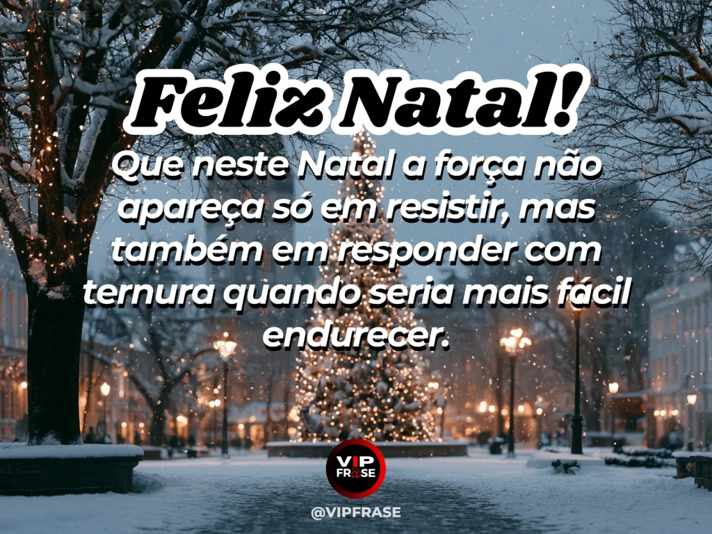 Frase de Natal sobre força e ternura, com mão segurando delicadamente um enfeite de vidro.
