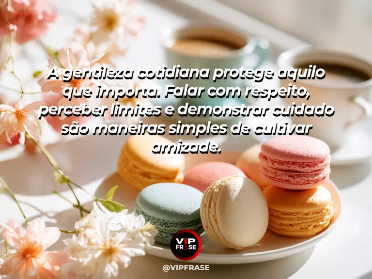 Mensagem de amizade sobre gentileza mantém a amizade por perto, em cena de mãos não visíveis deixando uma pequena flor e uma xícara preparada em uma mesa, sugerindo gentileza cotidiana.