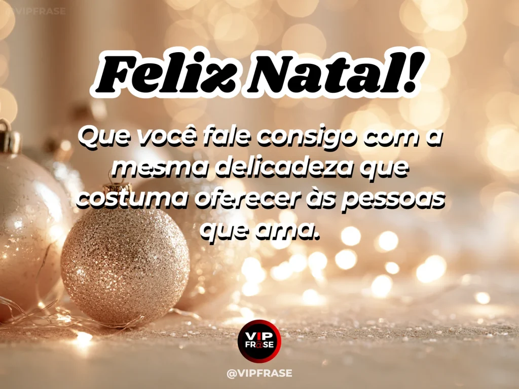 Espelho com luzes natalinas refletidas e pequena vela diante dele, imagem delicada de autocuidado