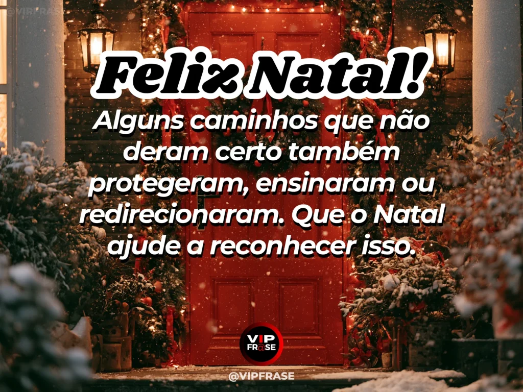Porta elegante fechada com guirlanda e luz suave ao lado de corredor que segue para outra direção