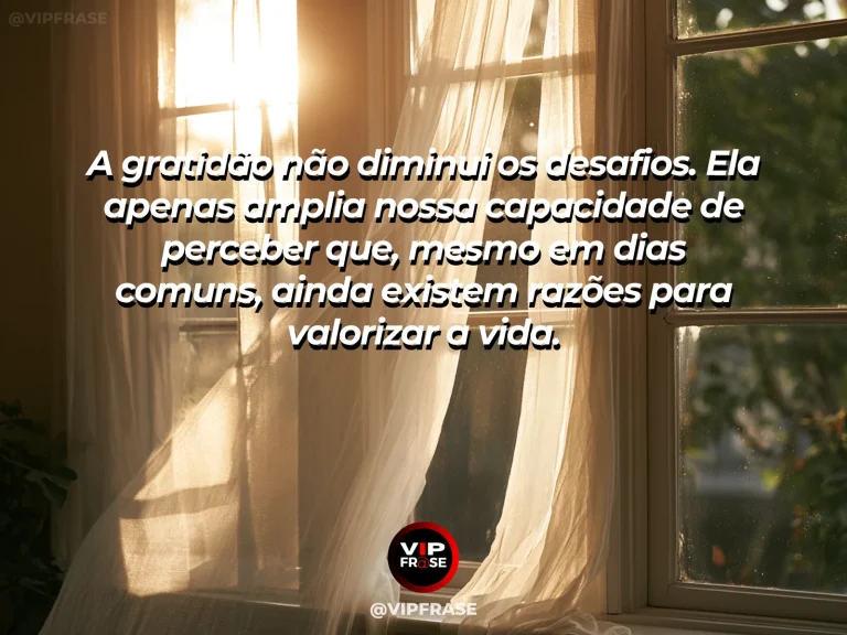 Mensagem reflexiva sobre gratidão, com mesa junto a uma janela aberta com flores coloridas, luz da manhã e jardim verde ao fundo.
