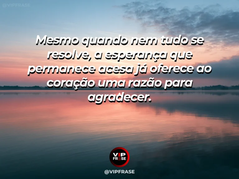 Frase de gratidão em cenário de pequena luz acesa em uma janela ao entardecer, sugerindo esperança persistente em meio à incerteza.