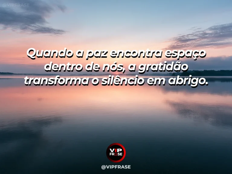 Frase de gratidão em cenário de lago completamente calmo ao amanhecer com névoa leve, transmitindo silêncio, abrigo e serenidade.