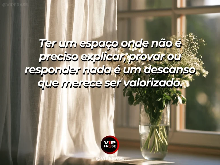 Canto privado e aconchegante de casa, poltrona junto a livros e janela, composição reservada, tranquila e sem pessoas