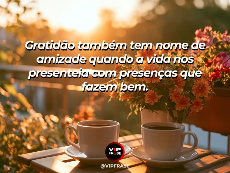 Frase sobre amizade com duas pequenas luzes acesas em uma varanda ao anoitecer.
