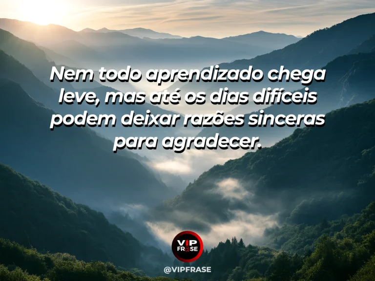 Frase de gratidão em cenário de trilha de montanha após a chuva, com nuvens se abrindo e um feixe de luz indicando aprendizado depois da dificuldade.