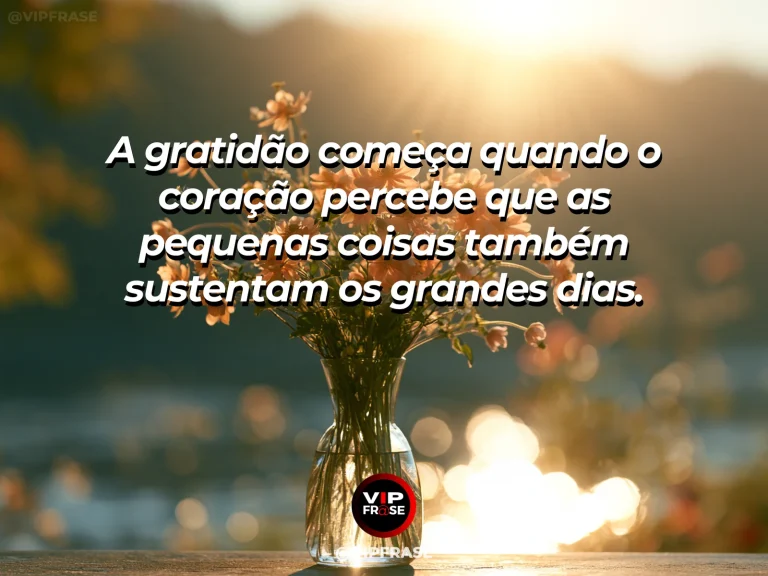 Mensagem de gratidão sobre pequenas coisas do cotidiano, com mesa de madeira com xícara