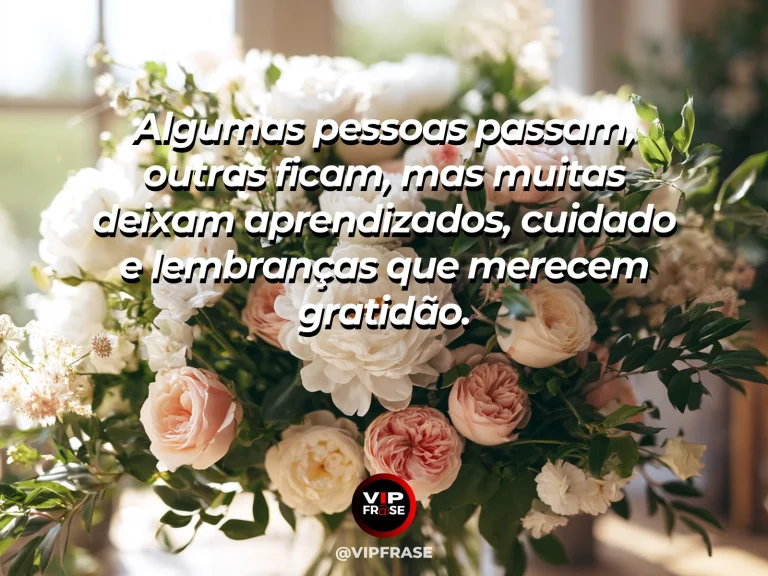 Mensagem de gratidão sobre pessoas que deixam boas marcas, com caminho em parque com duas silhuetas distantes sob luz dourada
