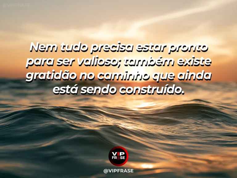Frase de gratidão em cenário de cerâmica inacabada sobre bancada de ateliê, mostrando beleza no processo e na construção.