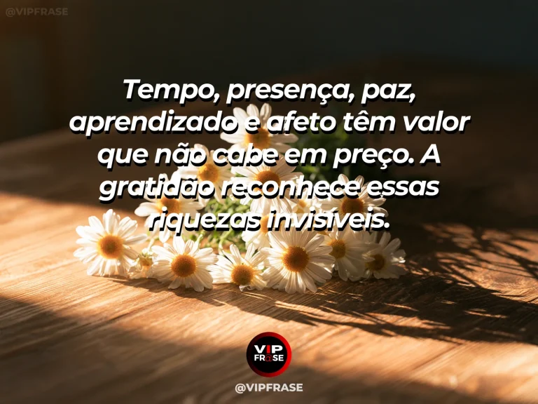 Mensagem de gratidão sobre riquezas que não se compram, com mãos segurando uma pequena flor diante de luz natural