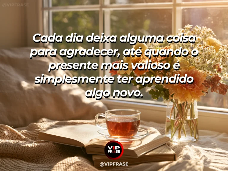 Mensagem de gratidão sobre aprendizado de cada dia, com caderno aberto com caneta