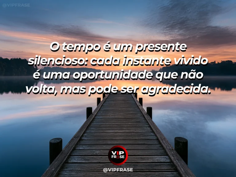 Frase de gratidão em cenário de relógio antigo próximo a uma janela com luz de fim de tarde, atmosfera contemplativa sobre passagem do tempo.