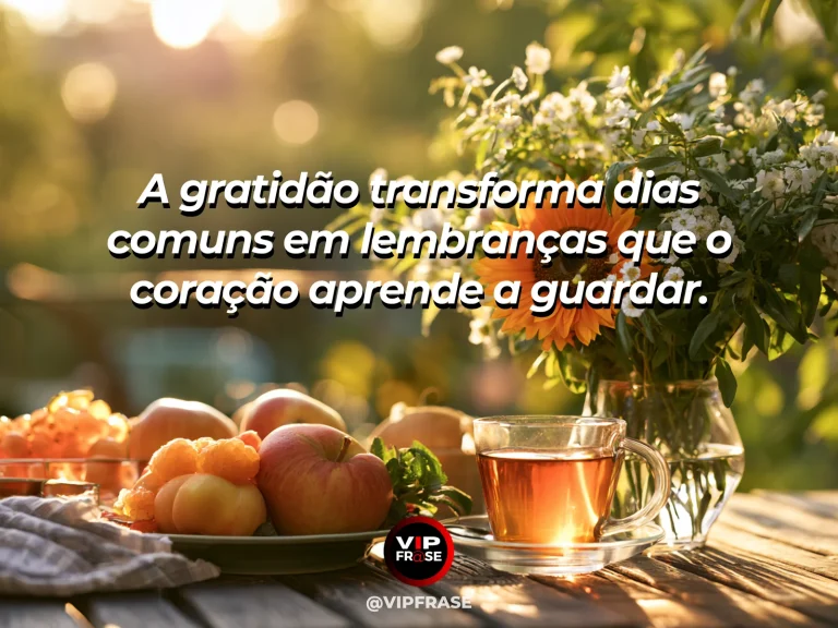 Frase de gratidão em cenário de luz suave entrando por uma janela sobre uma mesa simples com xícara e flores delicadas, atmosfera cotidiana acolhedora.