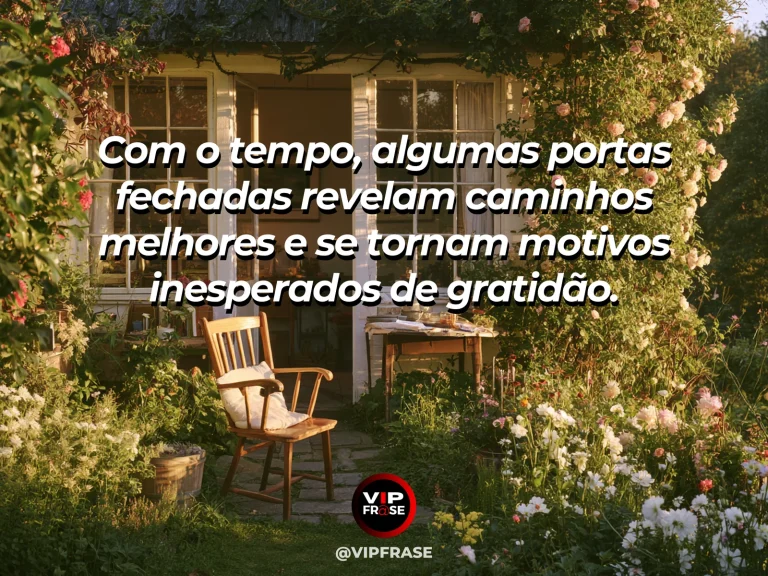 Frase de gratidão em cenário de uma porta antiga fechada em primeiro plano e, ao lado, um caminho iluminado seguindo para um jardim.