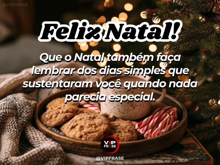 Mesa simples de café em clima natalino, luz natural, pequenos detalhes cotidianos e acolhedores