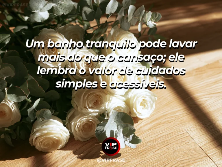 Banheiro sereno com vapor suave, toalhas limpas e luz natural, sensação de cuidado, limpeza e renovação sem pessoas