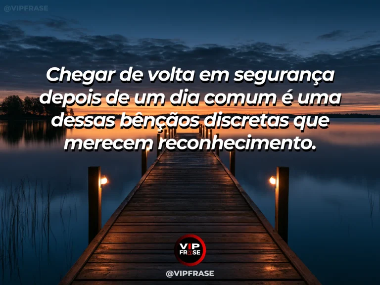 Pessoa chegando em casa ao anoitecer, porta iluminada, atmosfera de acolhimento, segurança e paz depois de um dia comum