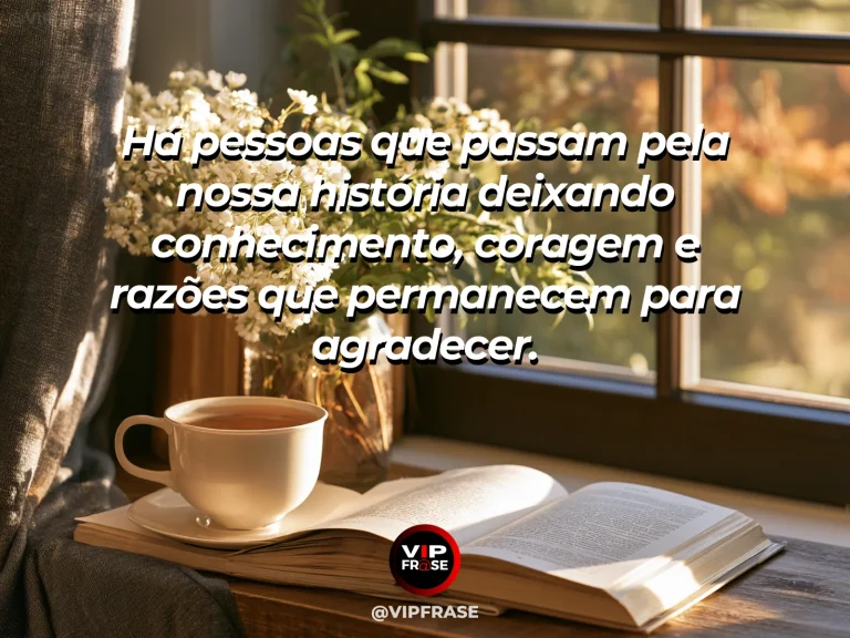 Frase de gratidão em cenário de livro aberto e lápis sobre mesa iluminada, com outra cadeira ao fundo sugerindo presença de um mentor.